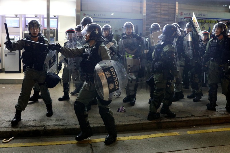 Poliţia a folosit spray-uri cu piper şi bastoane împotriva manifestanților