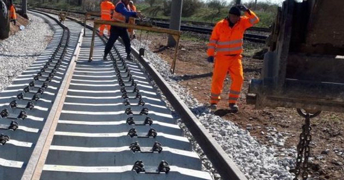 Se lucrează la calea ferată Gara de Nord-Otopeni după interdicția trasată de Curtea de Apel București. Care e miza