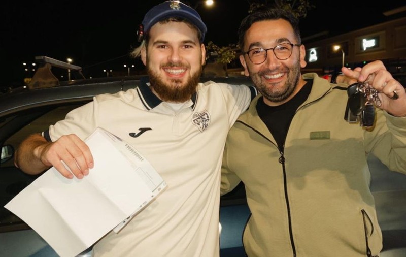 Ce a primit un șofer turc de ride sharing de la un youtuber după ce România a învins Austria: „Ne-am dus direct la el acasă”