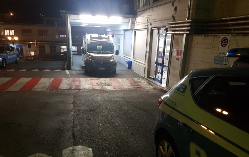 Un român beat a fost salvat de două prostituate, după ce a căzut într-un canal