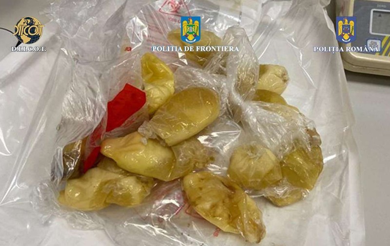 O braziliancă, prinsă pe Aeroportul Otopeni cu aproape un kilogram de cocaină în stomac