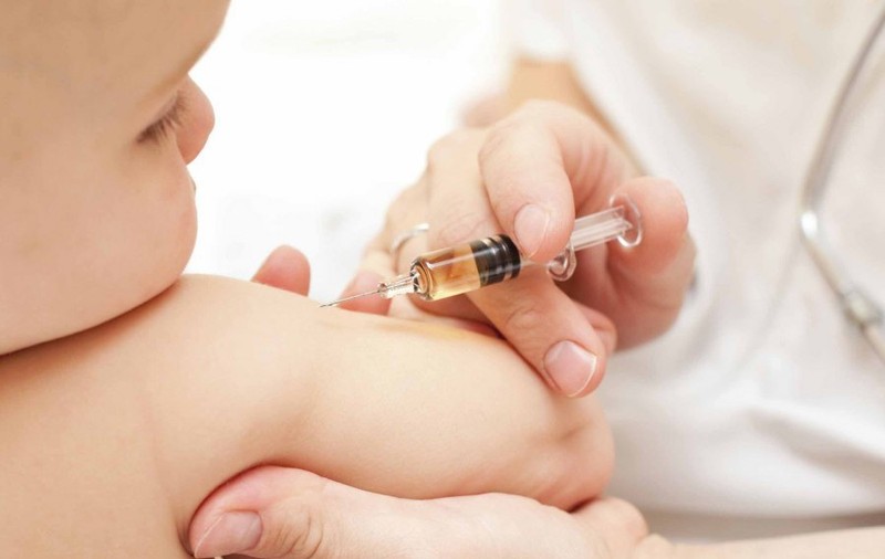 Proiectul Legii vaccinării. A început războiul Minsterul Sănătăţii vs. familiile minorilor. Părinţii ar putea primi 7 ani de închisoare dacă nu îşi vaccinează copiii