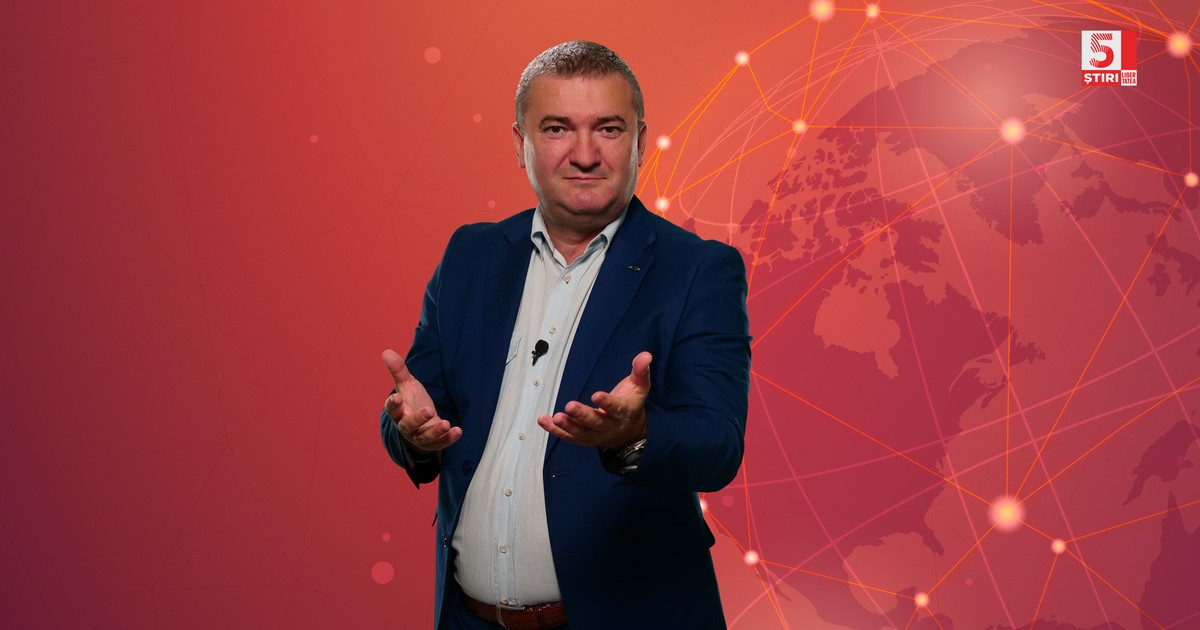 Dorin Chioțea, redactor-șef Libertatea.ro, într-un sacou negru și cămașă albă, pe un fundal roșu.