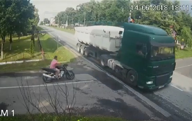 VIDEO! Imagini de speriat în Timiș! Un tânăr se oprește cu motocicleta direct într-un camion și zboară pe asfalt