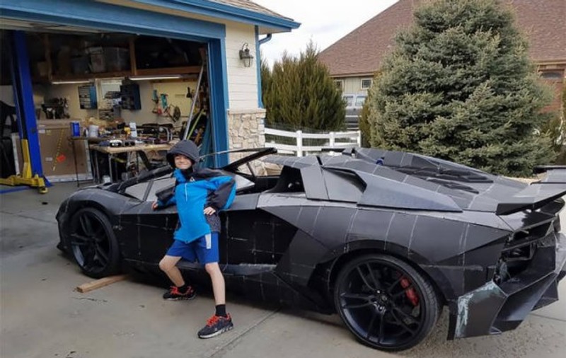 Cel mai grozav tată din lume: i-a dăruit fiului un Lamborghini Aventador complet funcțional realizat cu o imprimantă 3D