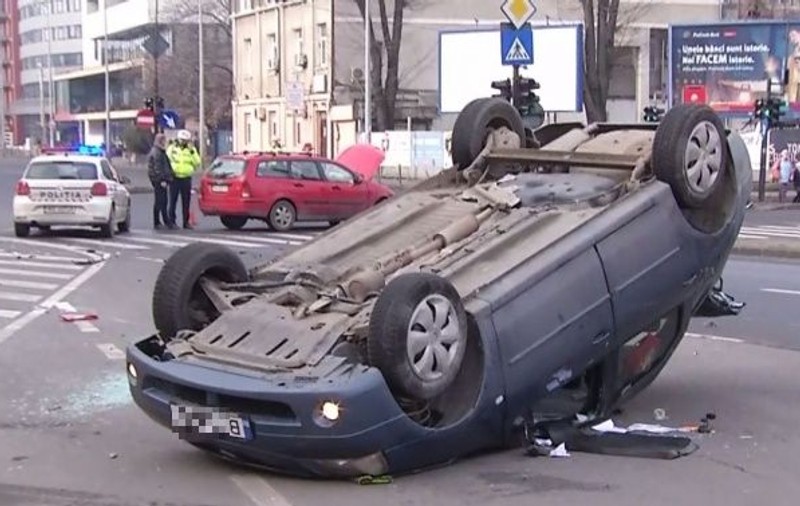 Accident auto lângă Palatul Parlamentului, soldat cu doi răniți. Una dintre mașini s-a răsturnat