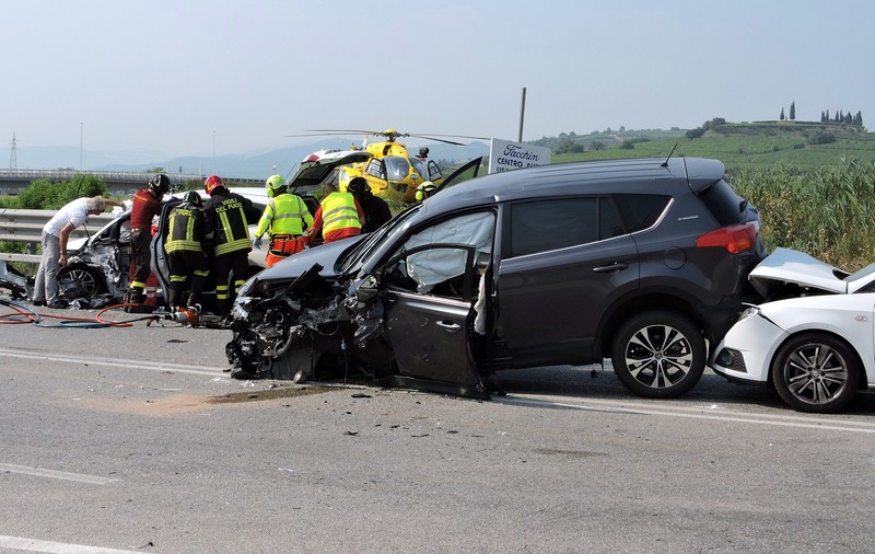 Accident cu patru morți în Italia. Victimele ar fi români. Mașina în care se aflau aceștia era urmărită de poliție. Reacția MAE
