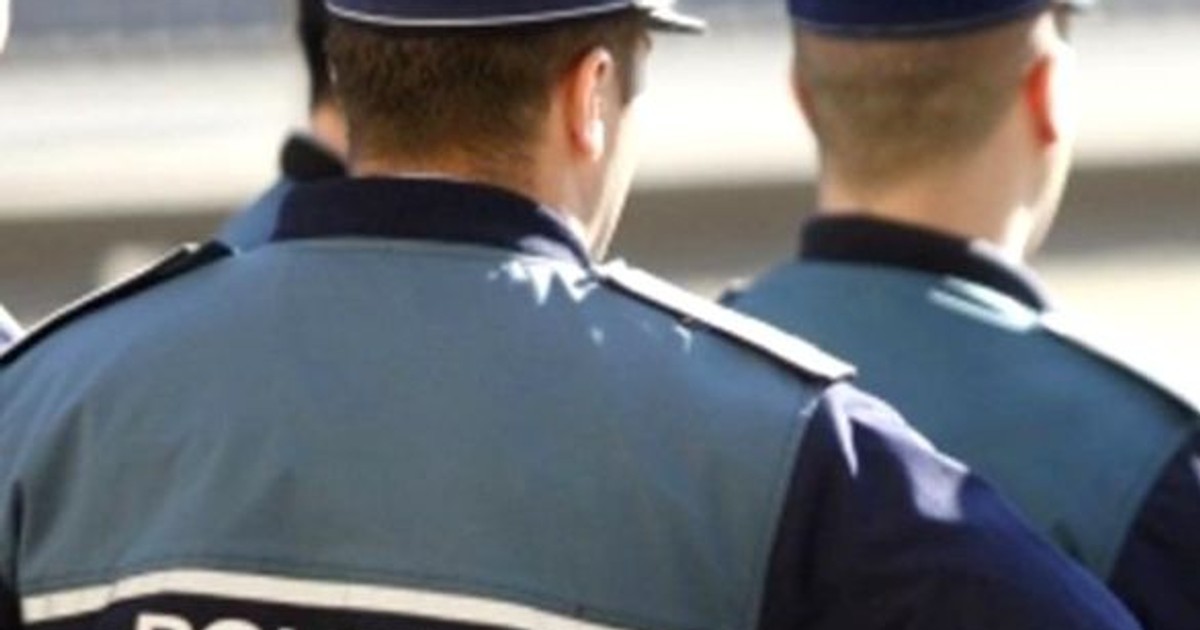 Patru tineri din Gorj au intrat în casă peste o adolescentă de 17 ani și prietenul ei. Ce au pățit cei doi