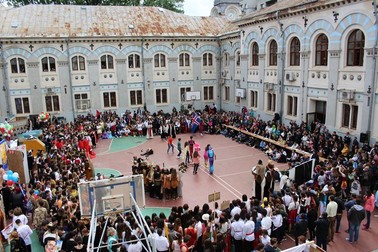 Colegiul Național Gheorghe Lazăr din Bucuresti, la un eveniment organizat pe terenul de sport | Foto: Hepta