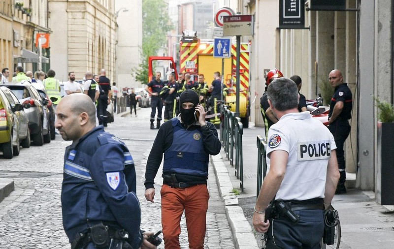 FOTO și VIDEO | Cel puțin 13 răniți la Lyon, după o explozie provocată de un dispozitiv artizanal. Prima imagine cu suspectul care a plantat bomba