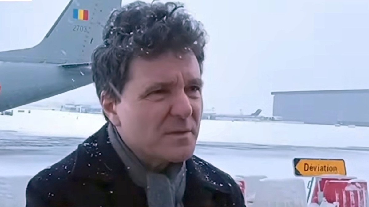 Nicușor Dan este blocat pe aeroportul din Paris de ore întregi