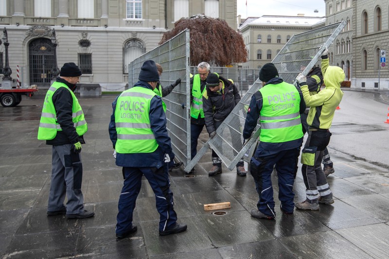 În urma unor tensiuni neobişnuite în Elveţia, poliţia a ridicat duminică un grilaj în jurul sediului Guvernului şi Parlamentului de la Berna, de teama unor noi proteste.