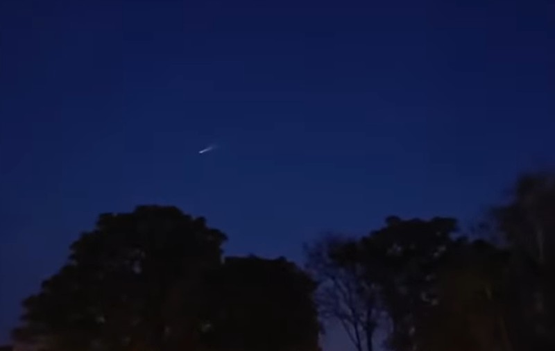 O „minge de foc” a traversat cerul României. Fizician: „A fost un satelit Starlink nefuncțional, care a reintrat necontrolat în atmosferă” | VIDEO