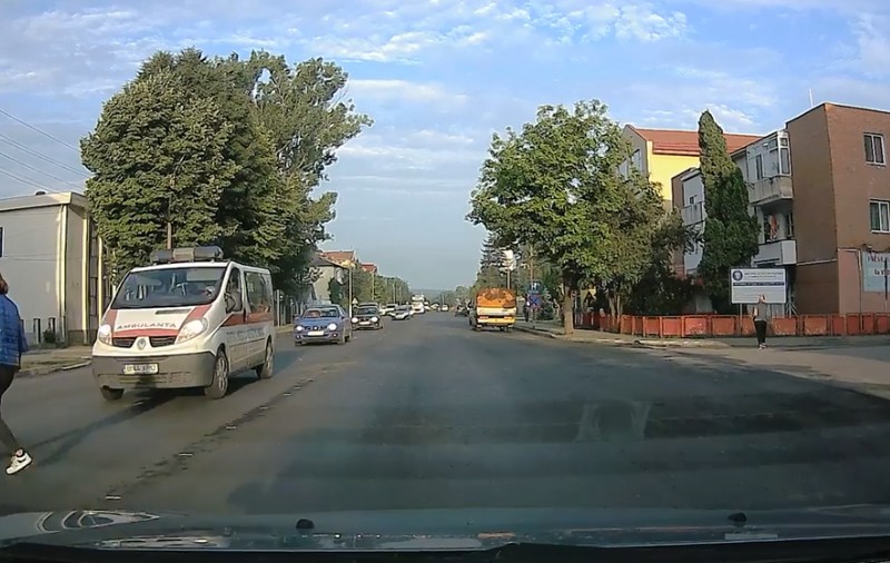 VIDEO | Momentul în care o femeie din Iași este lovită de o ambulanță, surprins de camere. Poliția a deschis o anchetă