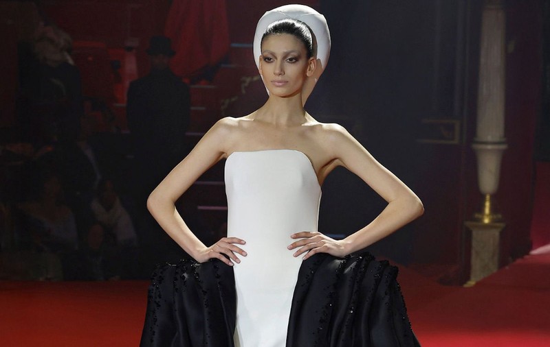 Irina Motoc, singurul model român pe podiumul Paris Couture Week. Cum a apărut tânăra de 18 ani