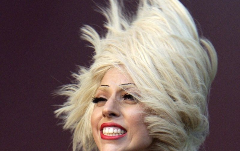 Lady Gaga a ajuns să-şi vândă părul