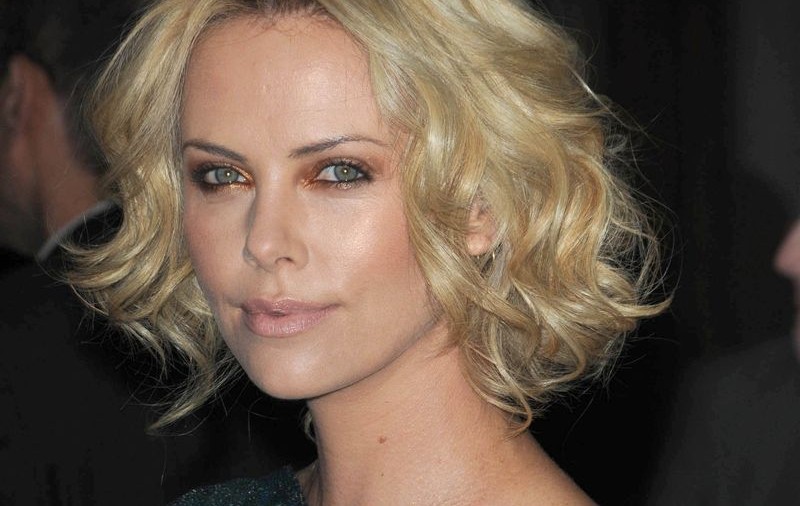 Charlize Theron se iubeşte cu un fermier