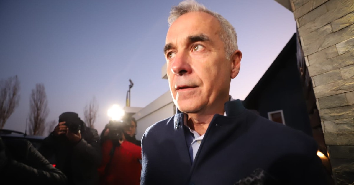 Călin Georgescu in fata sediului de campanie din Izvorani