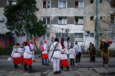 Locatari de la un bloc din Pantelimon stau la geamuri și în fața scării ca să ascultă urăturile grupului
