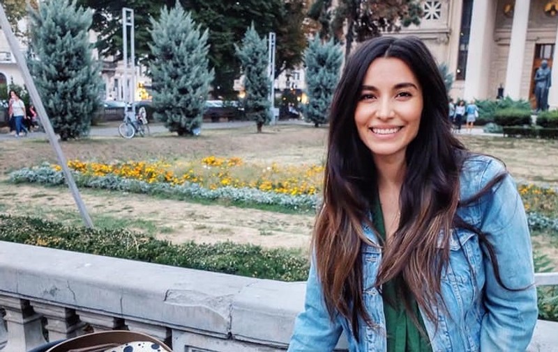Lili Sandu s-a pozat în timp ce își alăptează copilul. Vedeta a purtat doar un halat alb, ce lasă să se vadă aproape tot. „Cât de frumoși sunteți”