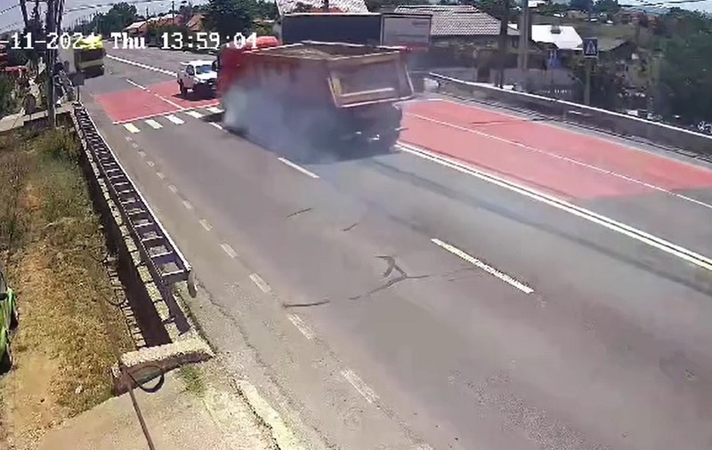 Imagini teribile cu momentul când o basculantă care depășea un TIR intră pe contrasens și face praf două mașini, în Dolj. VIDEO