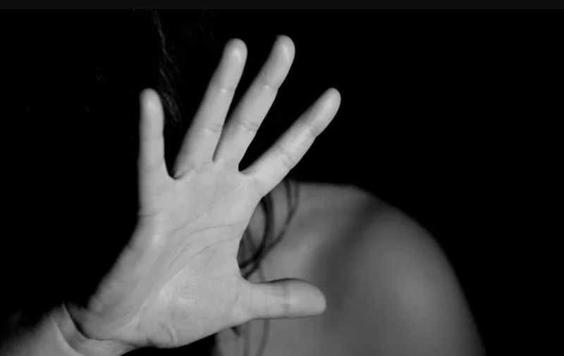 Caz incredibil la Oradea. Un bărbat a intrat în mașină peste o femeie și i-a furat geanta cu bani. Acesta a și bătut-o pe victimă