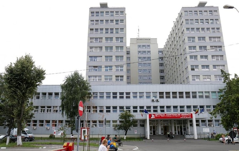 Un paznic de la Spitalul Judeţean Baia Mare, ameninţat cu cuțitul. Doi bărbați, duși la audieri
