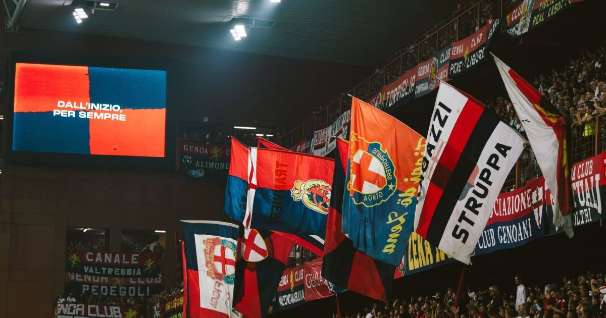 Fani din galeria echipei Genoa CFC din Italia, în tribuna stadionului, cu steaguri fluturând