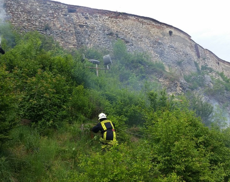 Incendiu de vegetaţie uscată lângă zidurile Cetății Râşnov. Pompierii au stins focul după o oră/ FOTO