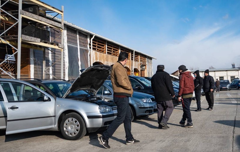 Patru bărbaţi din Craiova, condamnaţi în SUA după ce au vândut maşini cu kilometrajul modificat