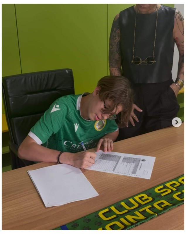 Laurențiu Reghecampf Jr. a semnat primul contract cu o echipă de fotbal. Mesajul emoționant pentru mama lui. „Îți datorez totul și promit să te fac mândră”
