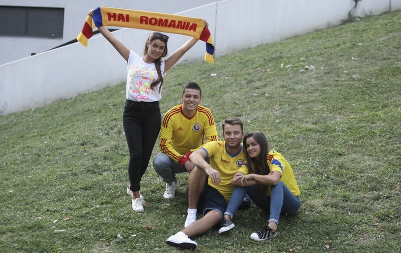 România - Muntenegru (duminică, ora 21.45). Clujul este în galben! Fanii tricolorilor dau năvală la stadion. Sunt și suporteri ai oaspeților / GALERIE FOTO