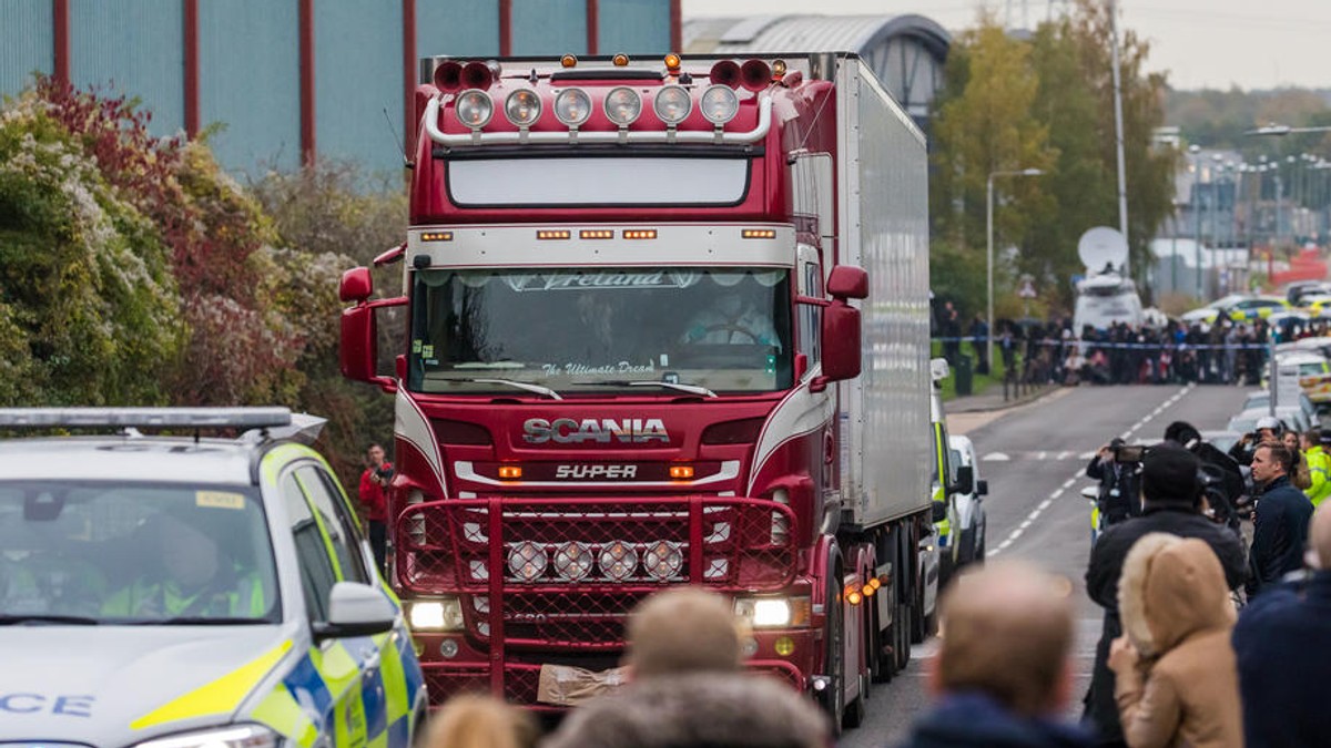 Familiile celor 39 de cetățeni vietnamezi găsiți morți într-un camion frigorific în Marea Britanie trebuie să plătească repatrierea