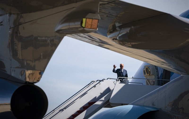 Amplă operațiune de securitate la Belfast înaintea sosirii lui Joe Biden, la o zi după violențele din Londonderry