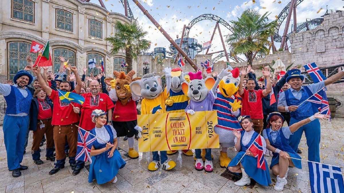 Angajații Europa Park cu premiul Golden ticket 2026 în mâini