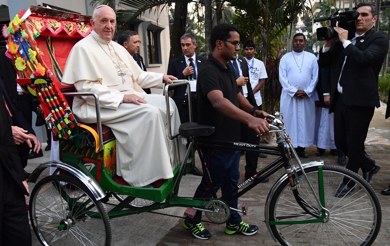 Papa Francisc s-a plimbat cu rișca în Bangladesh