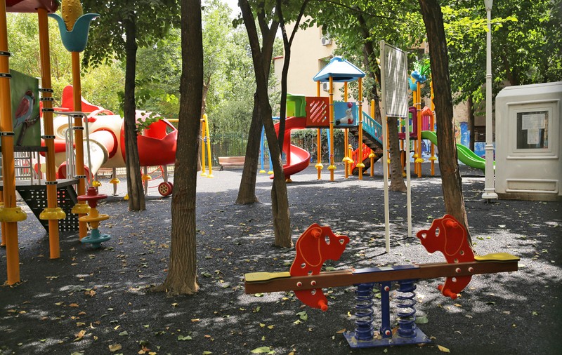 Lucrare în bătaie de joc: Trunchiurile de copaci, sufocate cu tartan într-un părculeț din București.  „Acești arbori vor muri”