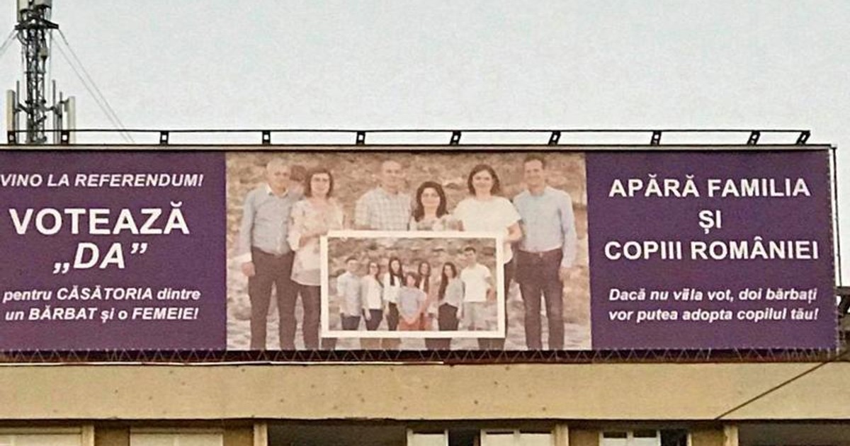 Mesaj șocant pentru susținerea referendumului pentru familie a fost postat pe un banner uriaș în centrul Timișoarei. ”Dacă nu vii la vot, doi bărbați vor adopta copilul tău"