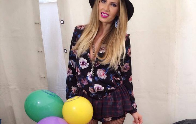 Andreea Bănică STRÂNGE DIN DINŢI la concerte! Are încă PROBLEME CU PICIORUL | FOTO