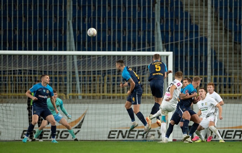 Un meci de fotbal din prima ligă ucraineană a durat 4 ore și 36 de minute, din cauza repetatelor alarme de raid aerian