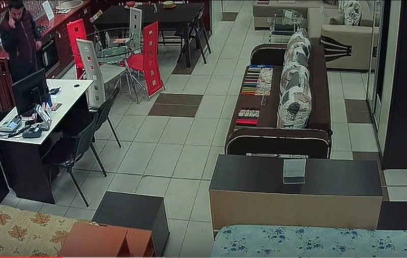 INCREDIBIL! Cât tupeu! Au furat cu vânzătoarea lângă ei! VIDEO