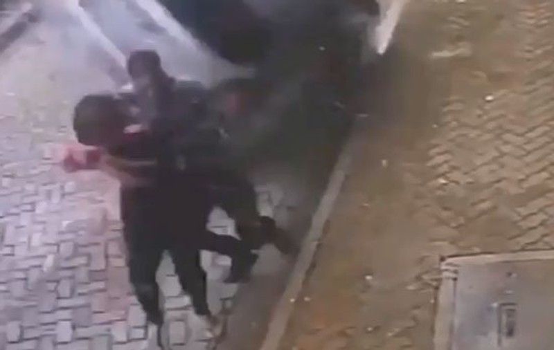 VIDEO | Un bărbat și-a salvat iubita din fața unei mașini scăpate de sub control. Imagini șocante