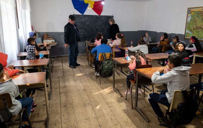 Ancheta Ministerului Educației, după reportajul Libertatea la școala din chirpici, cu WC în curte. Subsecretar de stat: „Nu-mi imaginez cum au putut copiii să învețe acolo”