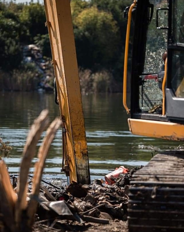 Apele Române: Peste 300 de tone de deşeuri au fost scoase din Lacul Fundeni în 5 zile
