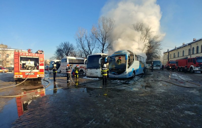 Incendiu puternic în autogara Filaret | Un autocar a fost cuprins de flăcări