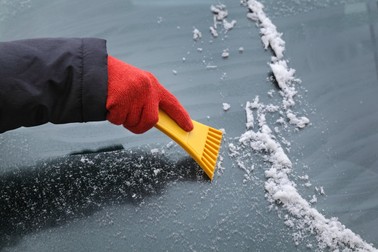 Pentru o dezghețare cât mai rapidă a geamurilor se poate folosi o racletă
