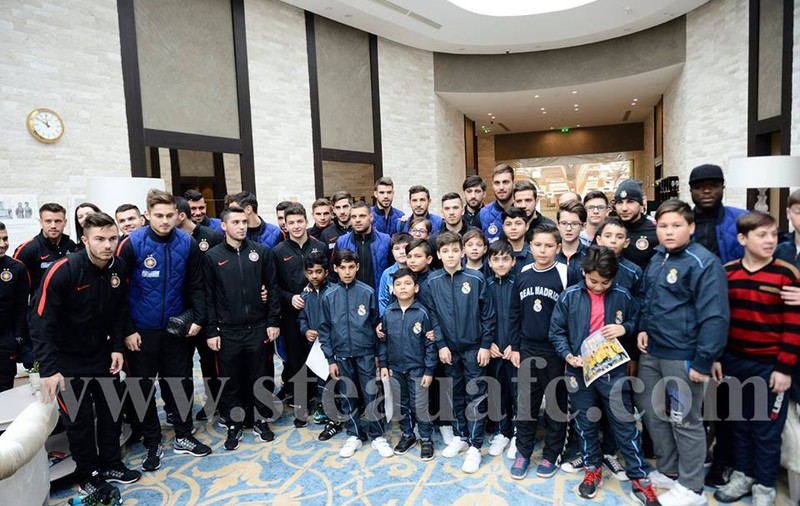 Steliștii, vizitați de copiii de la Școala Socială de Fotbal. Apoi TRX! ^De mâine, stagiu în Turcia. Bourceanu n-a plecat!/ FOTO&VIDEO
