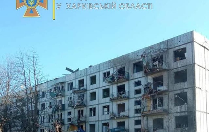 Copil mort după ce un bloc de cinci etaje din Ciuhuiv, nord-estul Ucrainei, a fost bombardat
