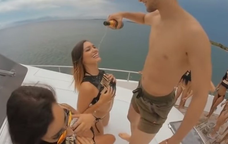 VIDEO | Un adolescent spune că și-a pierdut virginitatea la un festival sexual. Acum vrea s-o ia de nevastă pe femeia cu care s-a culcat