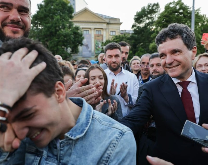 Mii de oameni în Piața Victoriei la mitingul „România în lumină”, organizat de Nicușor Dan. Jandarmeria a sesizat AEP pentru „propagandă electorală” | VIDEO